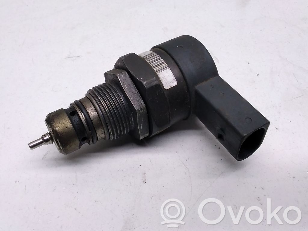 BMW 5 E39 Fuel pressure regulator 