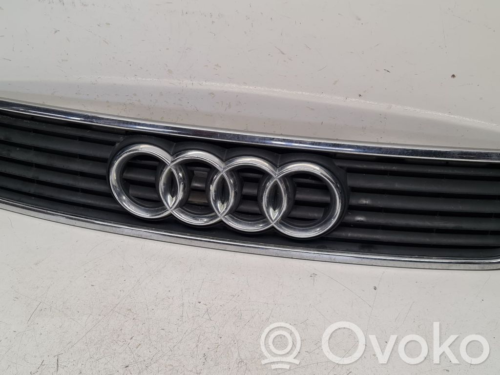 Audi A4 S4 B5 8D Etupuskurin ylempi jäähdytinsäleikkö 