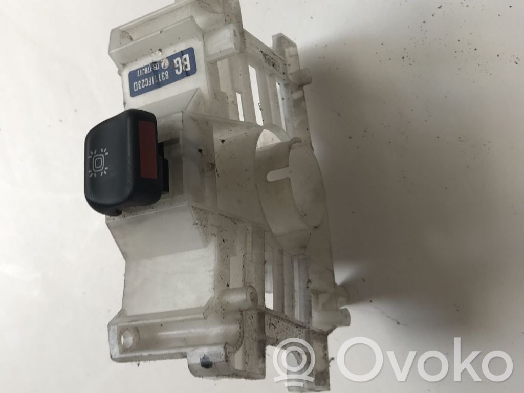Subaru Impreza I Botón interruptor de luz de peligro 