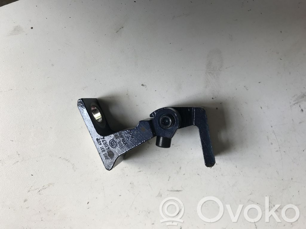 Volkswagen Golf VII Zawias górny drzwi tylnych 