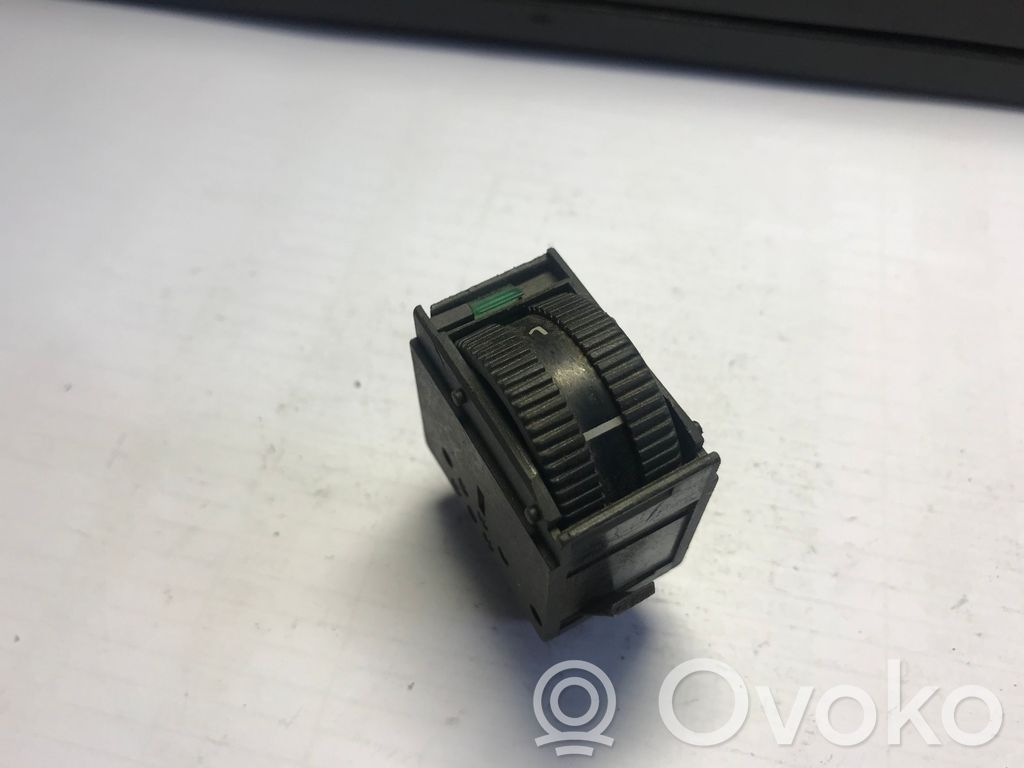 Volkswagen PASSAT B3 Interruptor de control de altura del faro delantero 