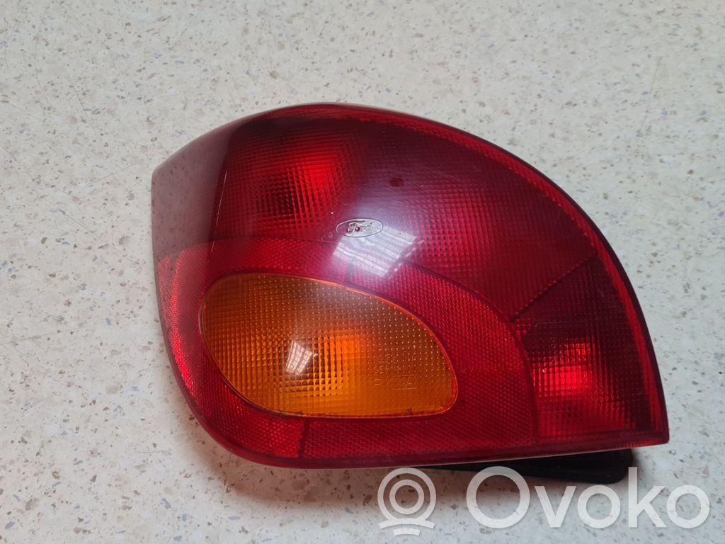 Ford Fiesta Aizmugurējais lukturis virsbūvē 