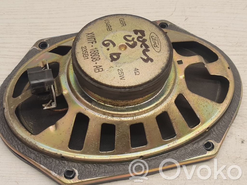 Ford Focus Garsiakalbis (-iai) galinėse duryse 