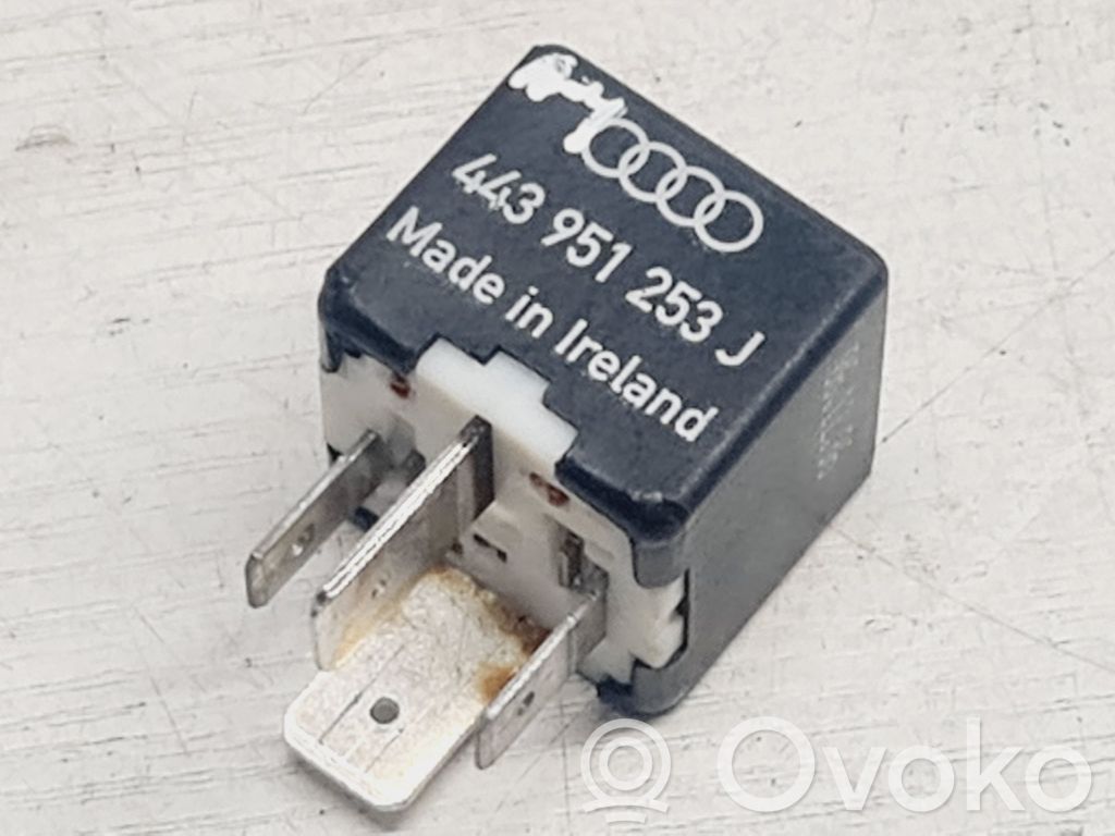 Audi A4 S4 B5 8D Inne przekaźniki 