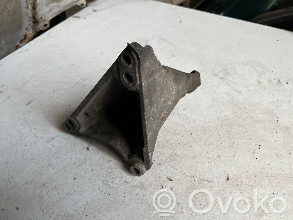 Volkswagen PASSAT B5 Engine mounting bracket 