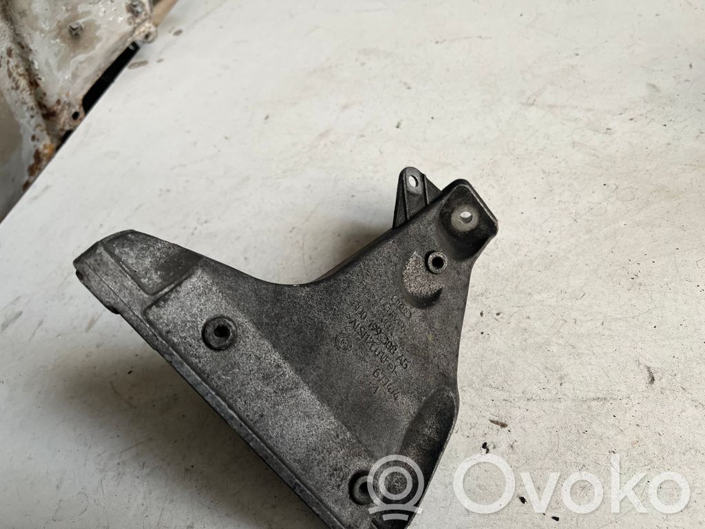 Volkswagen PASSAT B5.5 Engine mounting bracket 