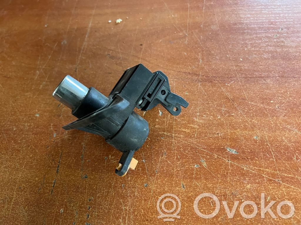 Tailgate exterior lock