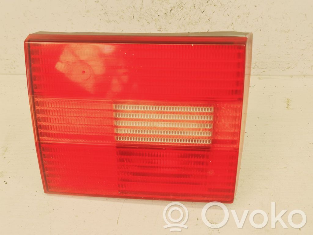 Volkswagen PASSAT B4 Lampy tylnej klapy bagażnika 