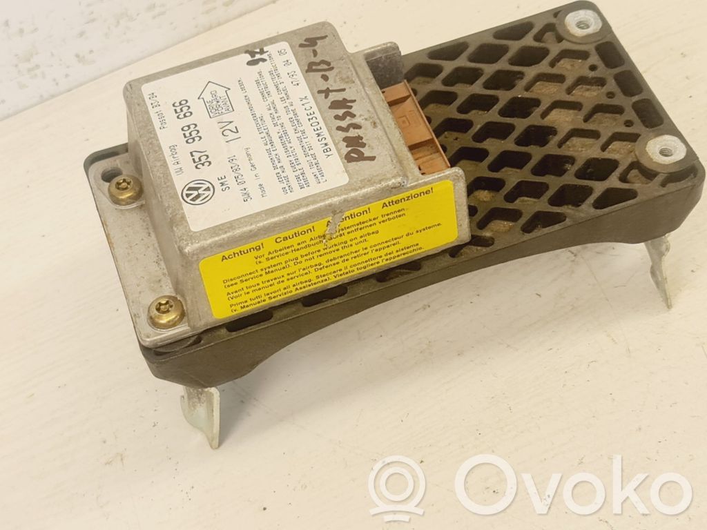 Volkswagen PASSAT B4 Airbag control unit/module 