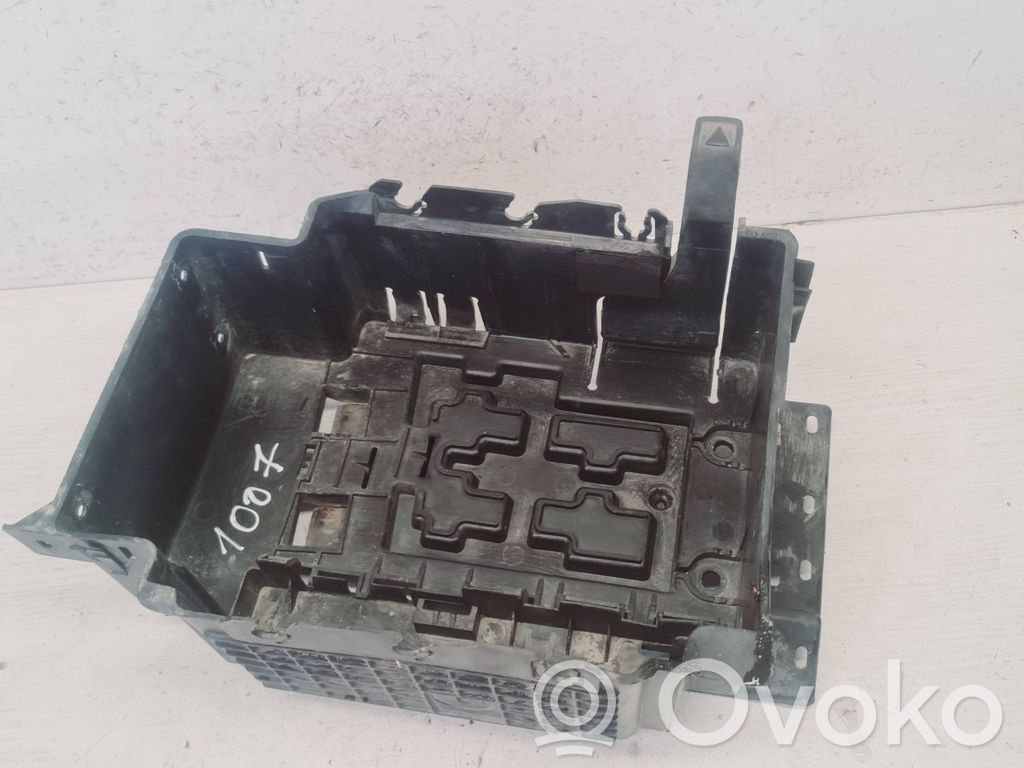 Peugeot 1007 Bandeja para la caja de la batería 