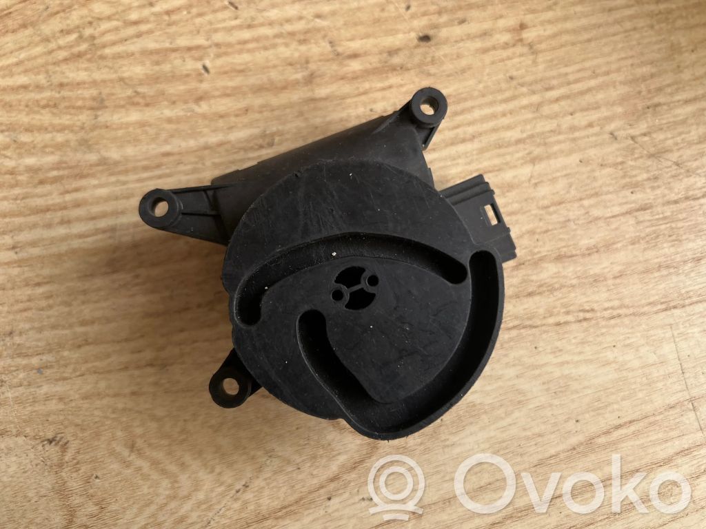 Audi A4 S4 B6 8E 8H Silniczek nagrzewnicy 