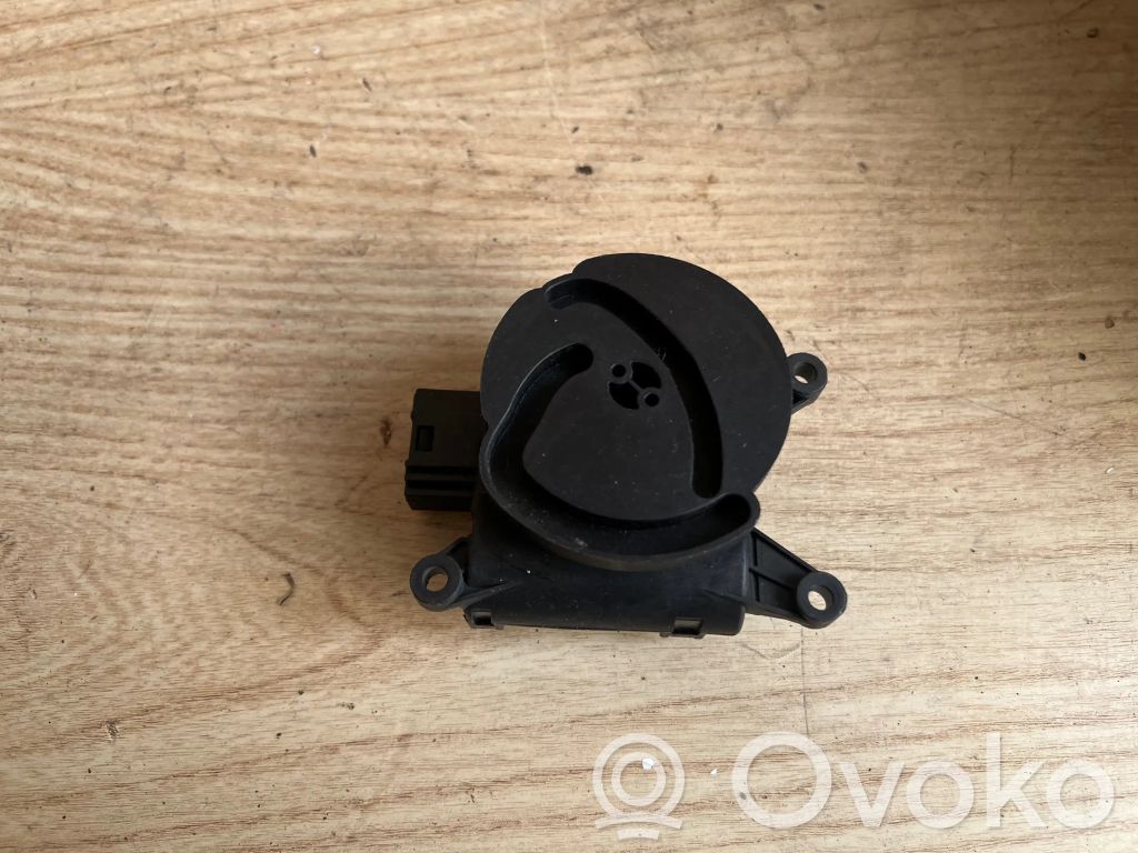 Audi A4 S4 B6 8E 8H Silniczek nagrzewnicy 