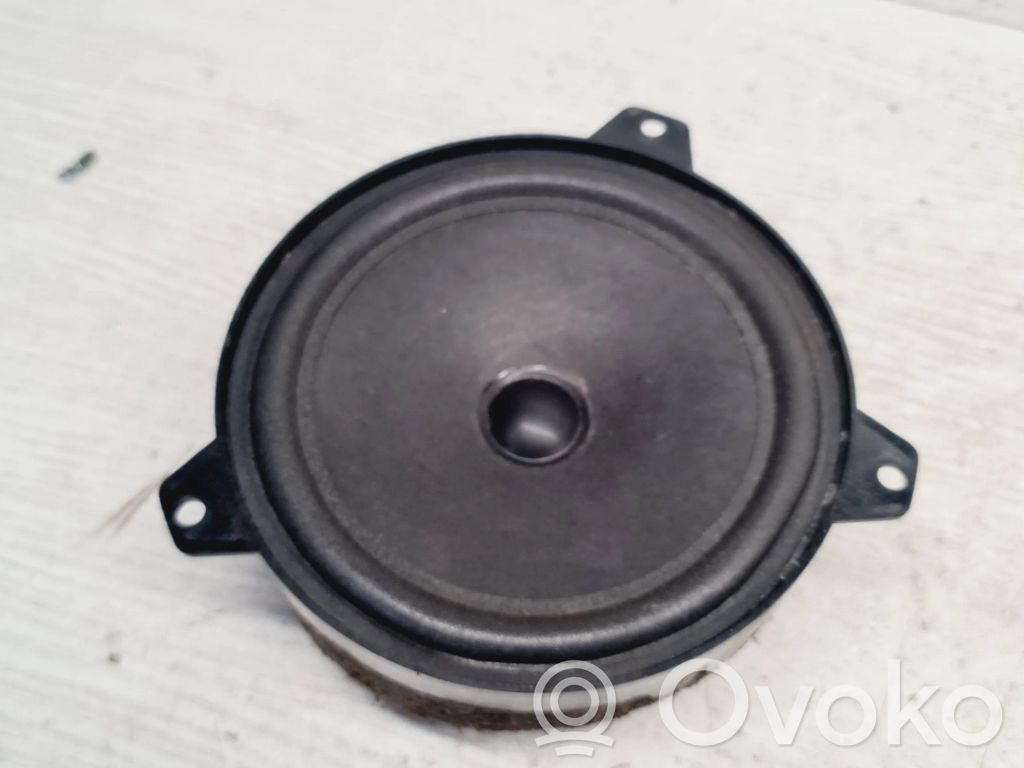BMW 3 E46 Garsiakalbis (-iai) galinėse duryse 