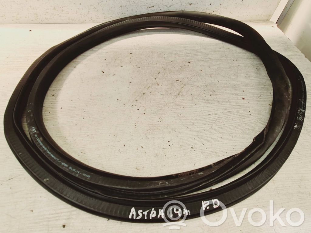 Opel Astra J Priekšpusē apdares gumija (virsbūvē) 
