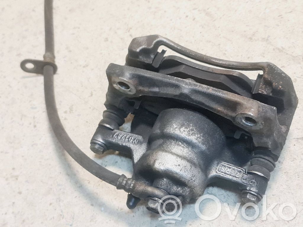 Toyota Aygo AB10 Zacisk hamulcowy przedni 