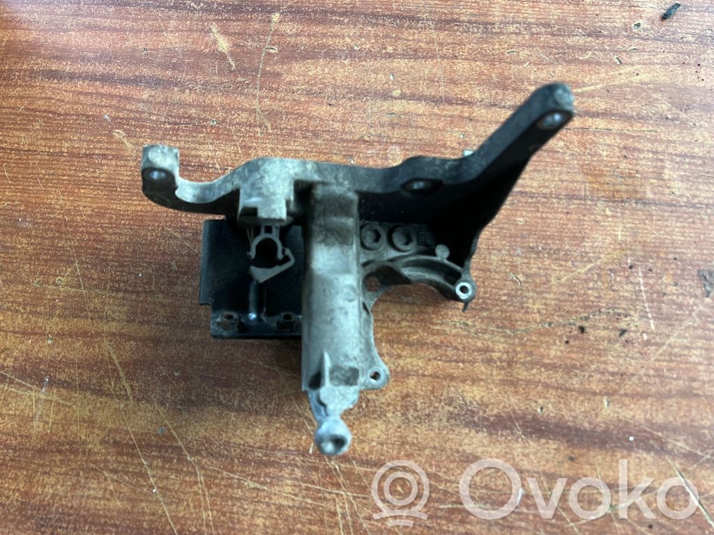 Ford Focus Engine mounting bracket 