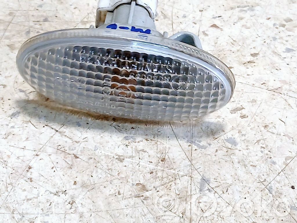 Front fender indicator light   E13010635
