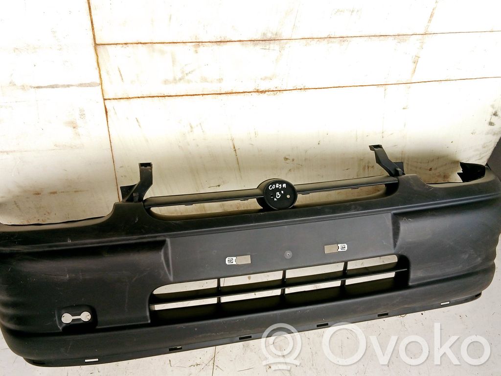 Opel Corsa B Parachoques delantero 