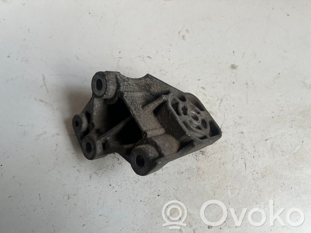 Volvo V70 Engine mounting bracket 