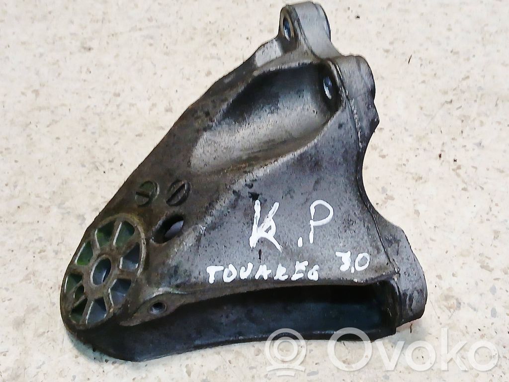 Volkswagen Touareg I Engine mounting bracket 