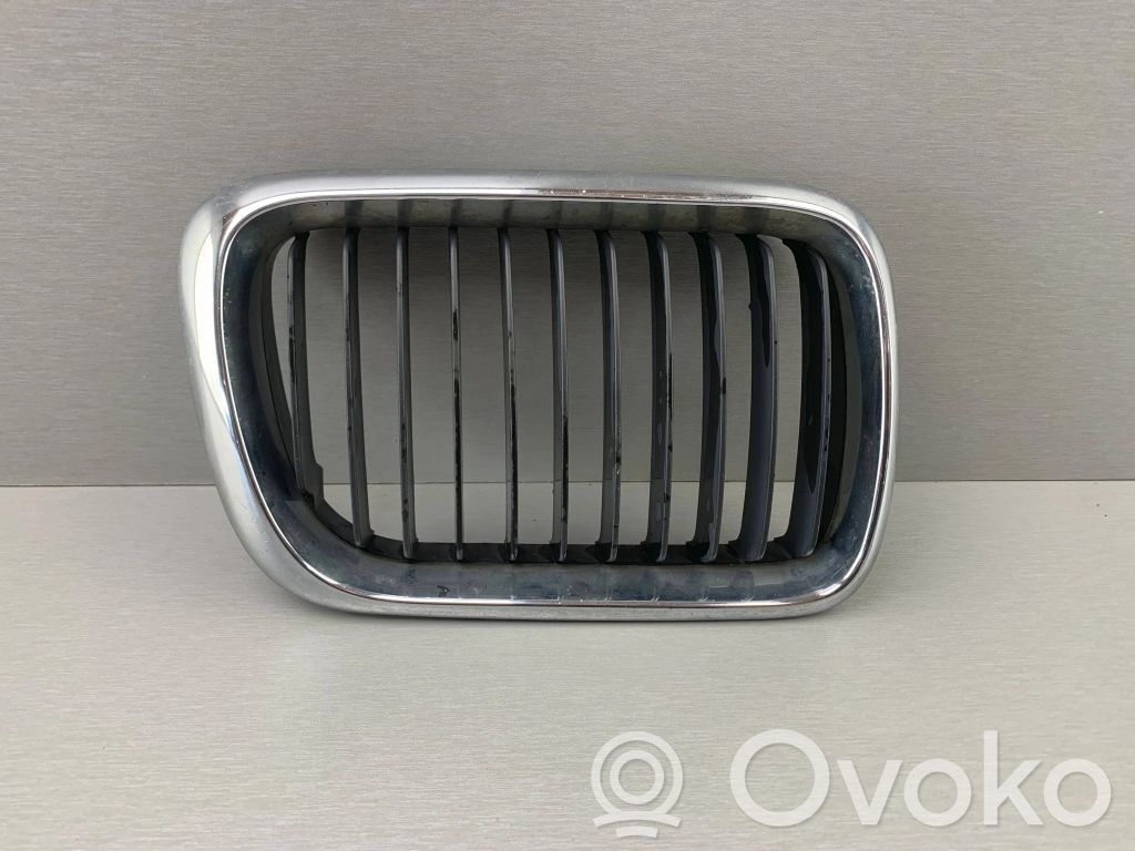 BMW 3 E36 Grotelės priekinės 