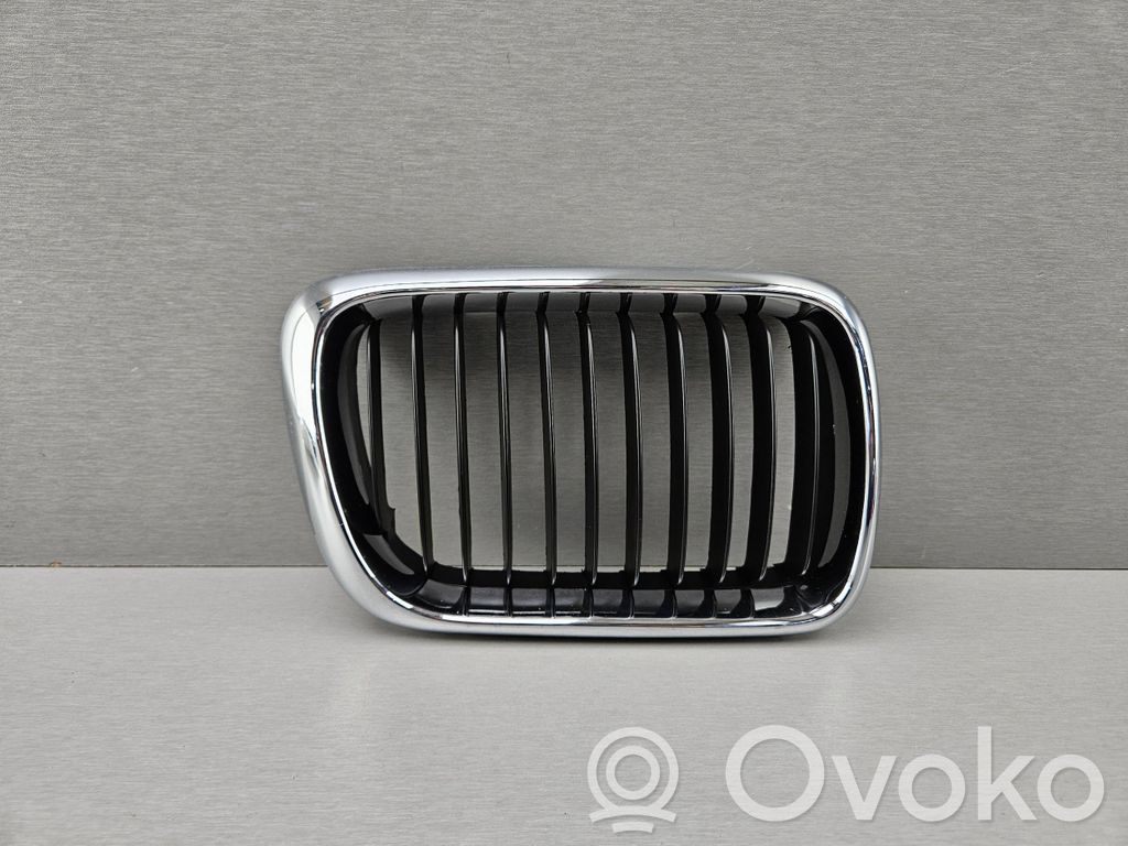 BMW 3 E36 Grotelės viršutinės 