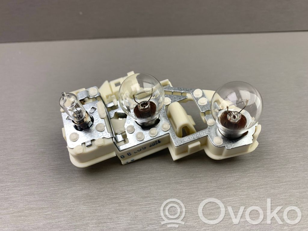 BMW 3 E90 E91 Aizmugures spuldzes vāka turētājs 