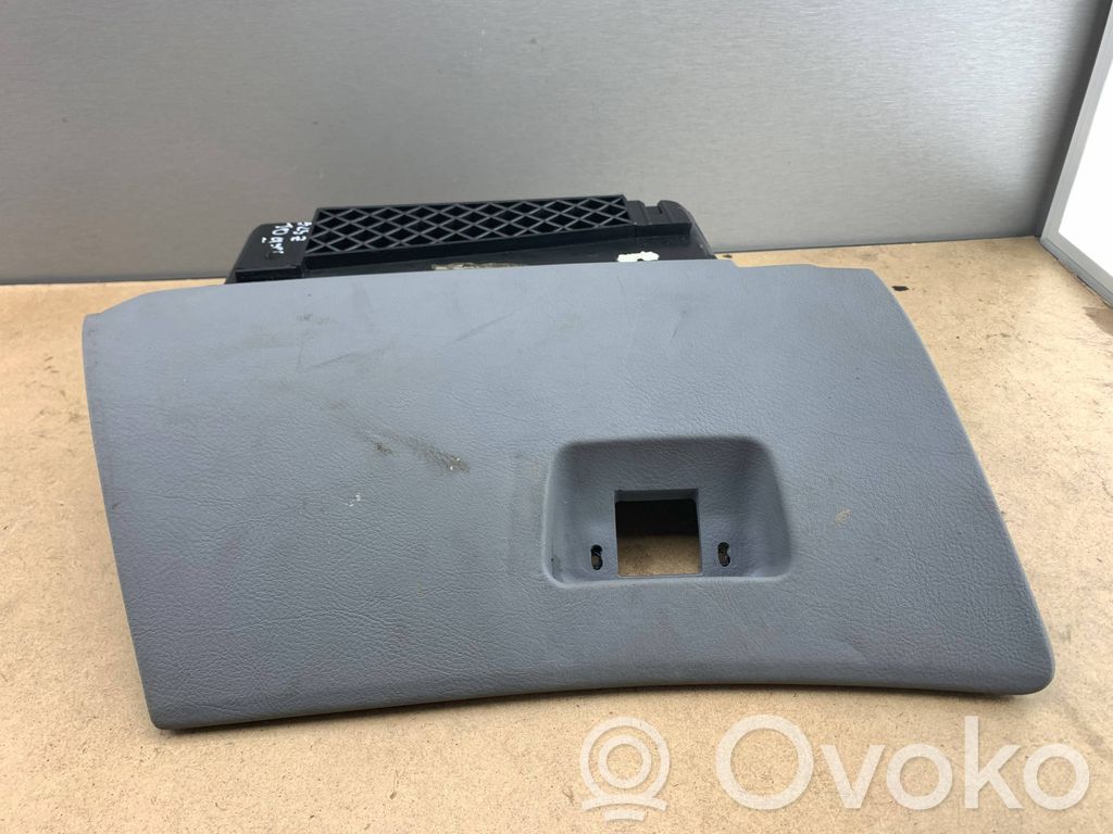 Glove box   8167693