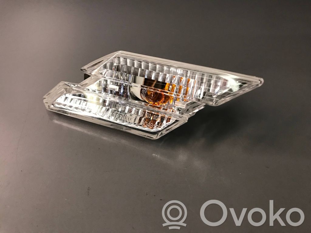 Front fender indicator light   7165810,63137165810
