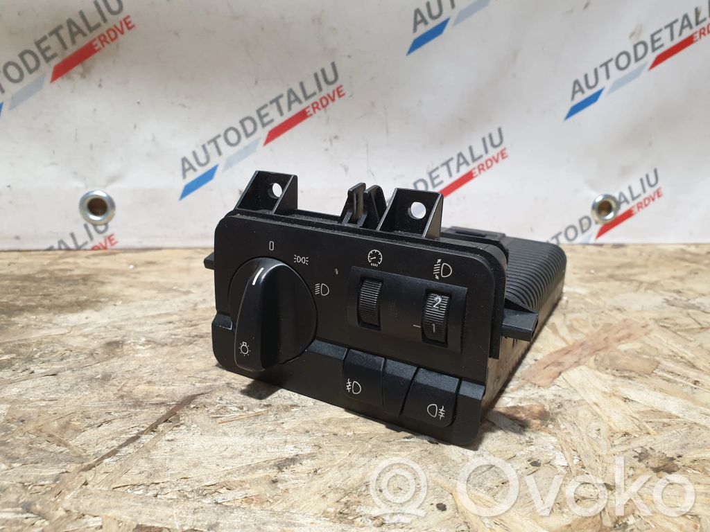 Light switch   6907947,9133015