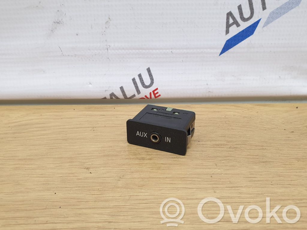 AUX in-socket connector   6986791,61316986791