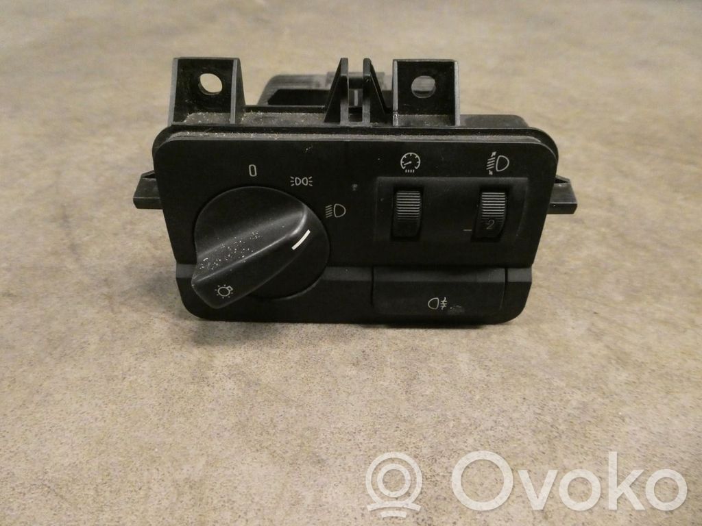 Light switch   6919824