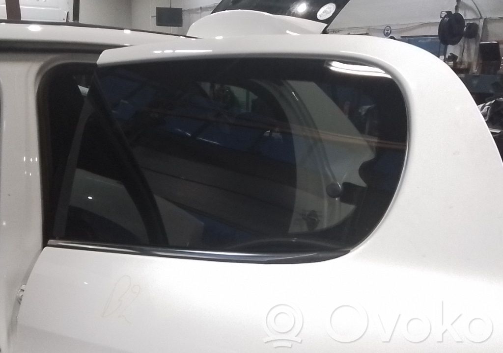 Peugeot 108 Luna de la puerta delantera cuatro puertas 