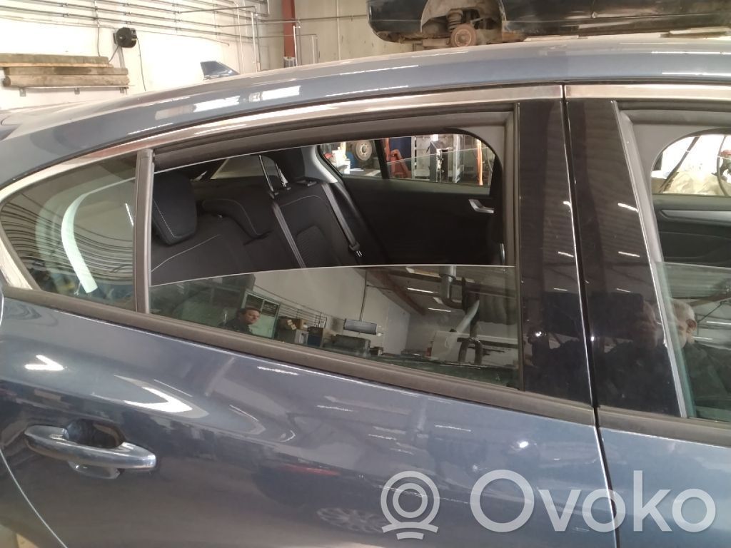 Ford Focus Luna de la puerta delantera cuatro puertas 