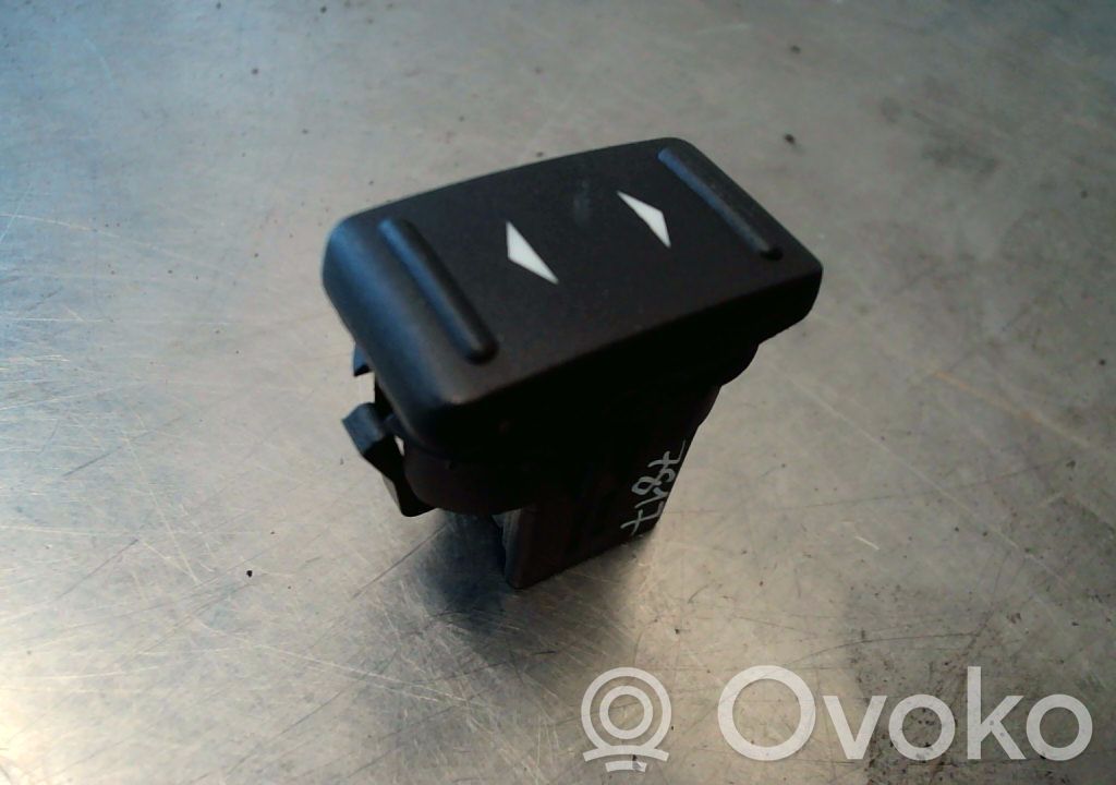 Ford Focus Moldura del elevalunas de la puerta trasera 