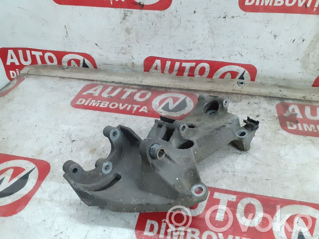Renault Clio III Engine mount bracket 