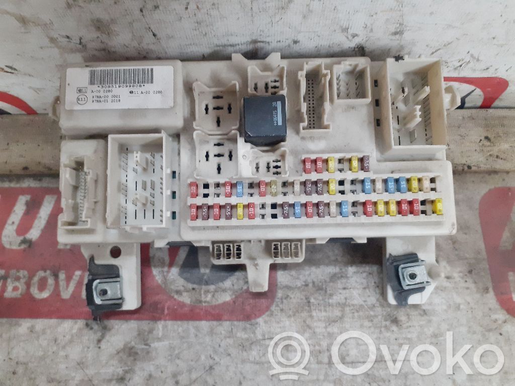 Ford Focus Ramka / Moduł bezpieczników 