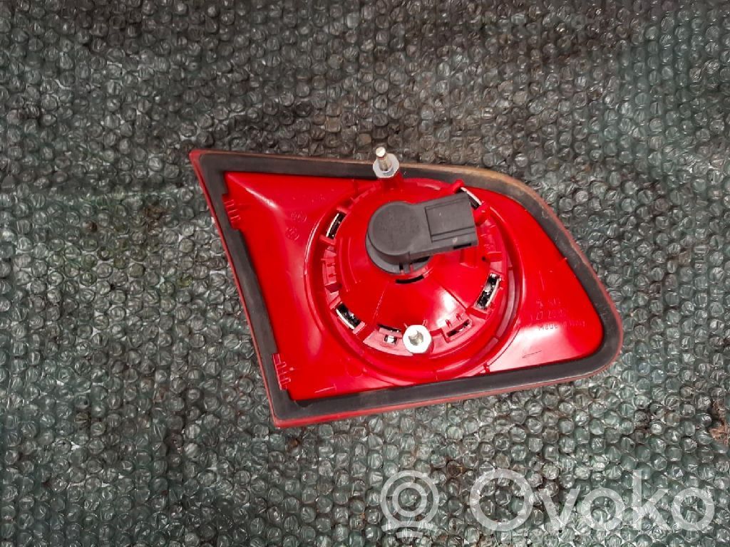 Volkswagen PASSAT B6 Lampy tylnej klapy bagażnika 