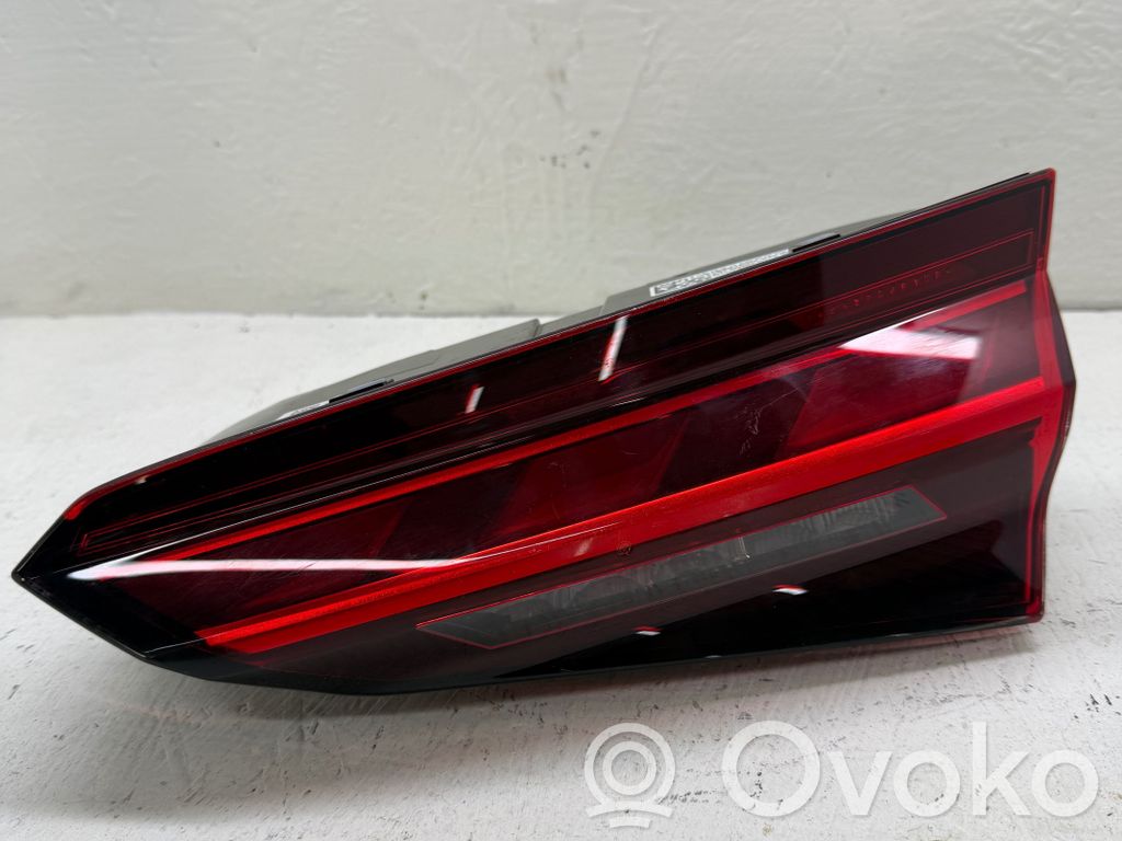 Tailgate rear/tail lights   8W6945094AB