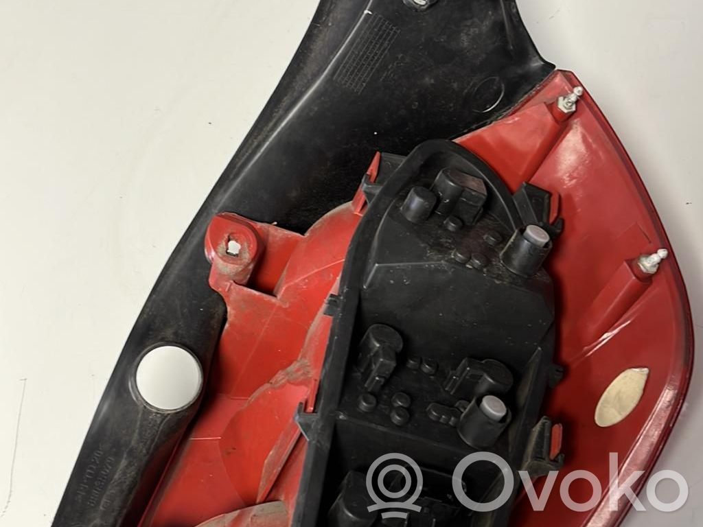 Renault Clio III Aizmugurējais lukturis virsbūvē 