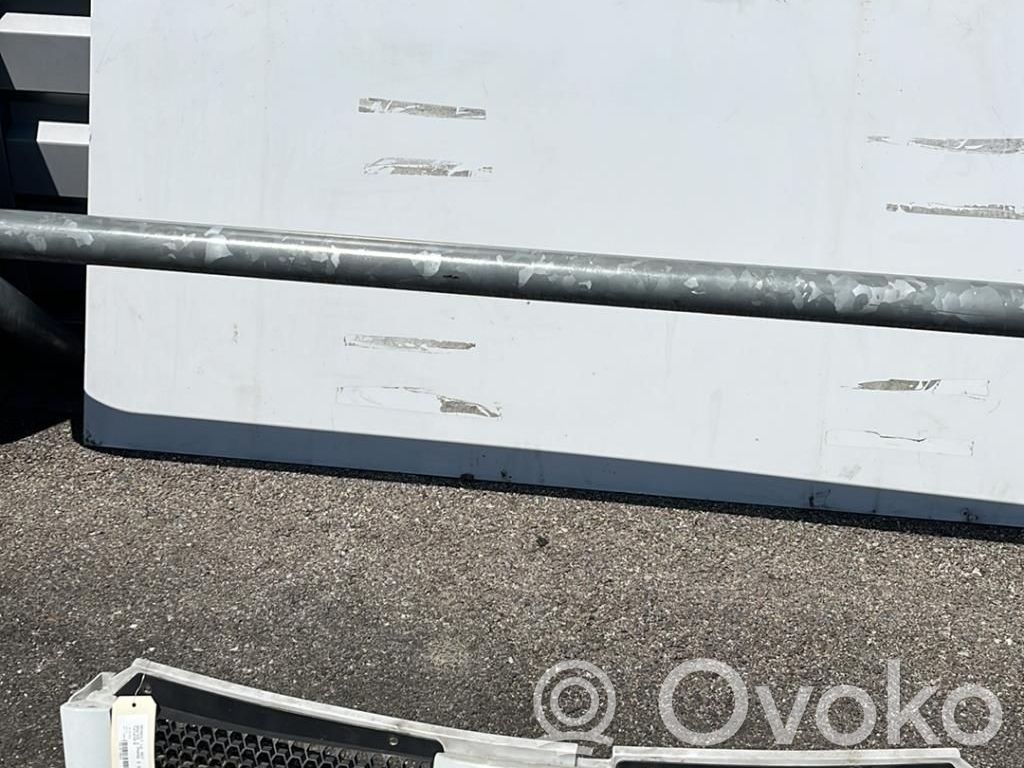 Front grill   7701057086