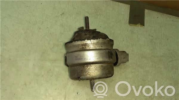 Audi A4 S4 B5 8D Engine mounting bracket 