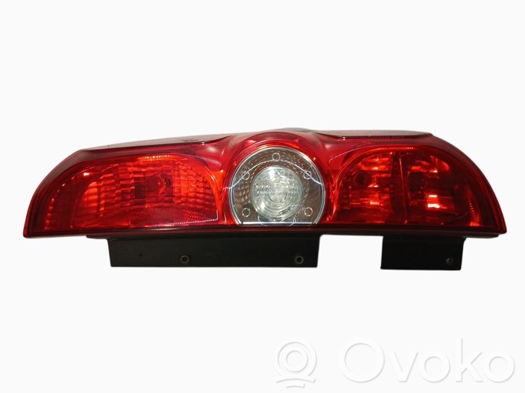 Opel Combo D Aizmugurējais lukturis virsbūvē 