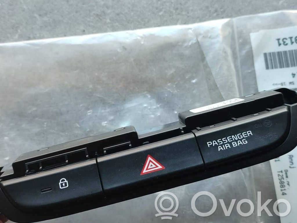 KIA Xceed Hazard light switch 