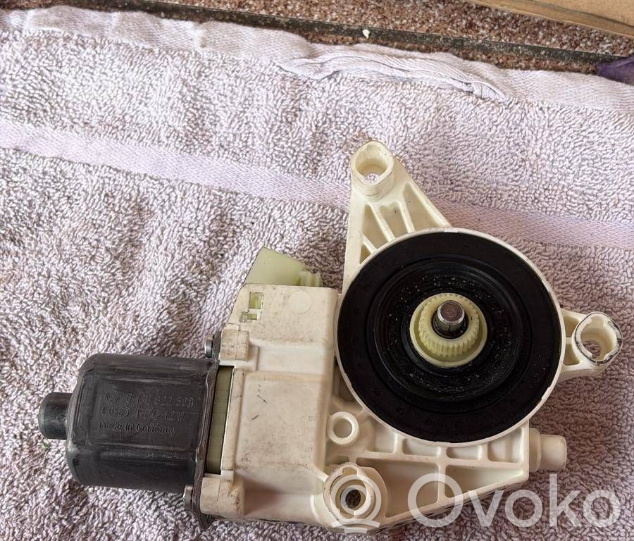 Silnik regulatora szyby drzwi przednich   2048200142