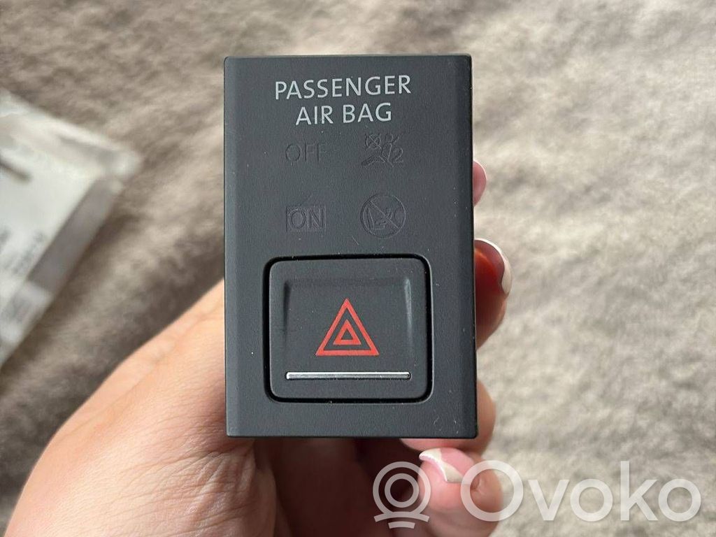 Volkswagen Golf VII Hazard light switch 