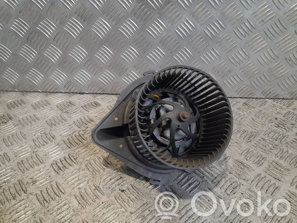 Audi A4 S4 B5 8D Lämmittimen puhallin 