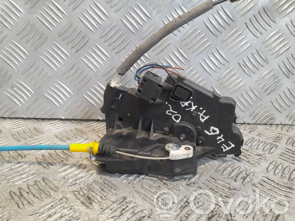 BMW 3 E46 Aizmugurē slēdzene 
