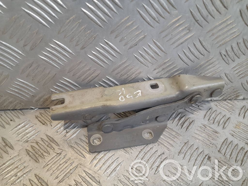 Engine bonnet/hood hinges   7008727