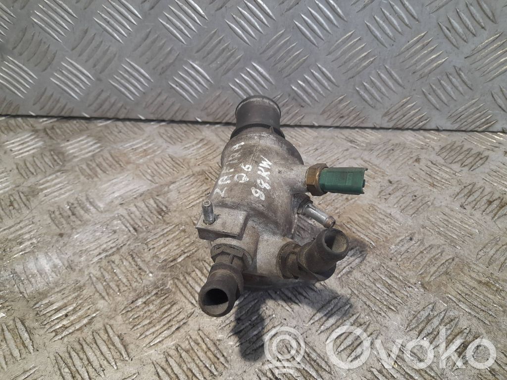 Opel Zafira B Carcasa del termostato 